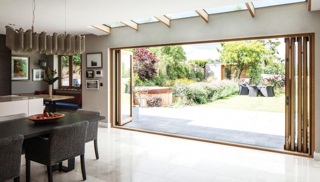 Centor 205 Folding Door featuring an expansive openings to a garden